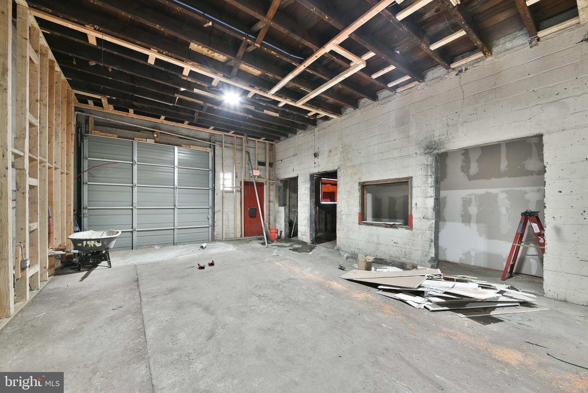 TACONY - Commercial Sale