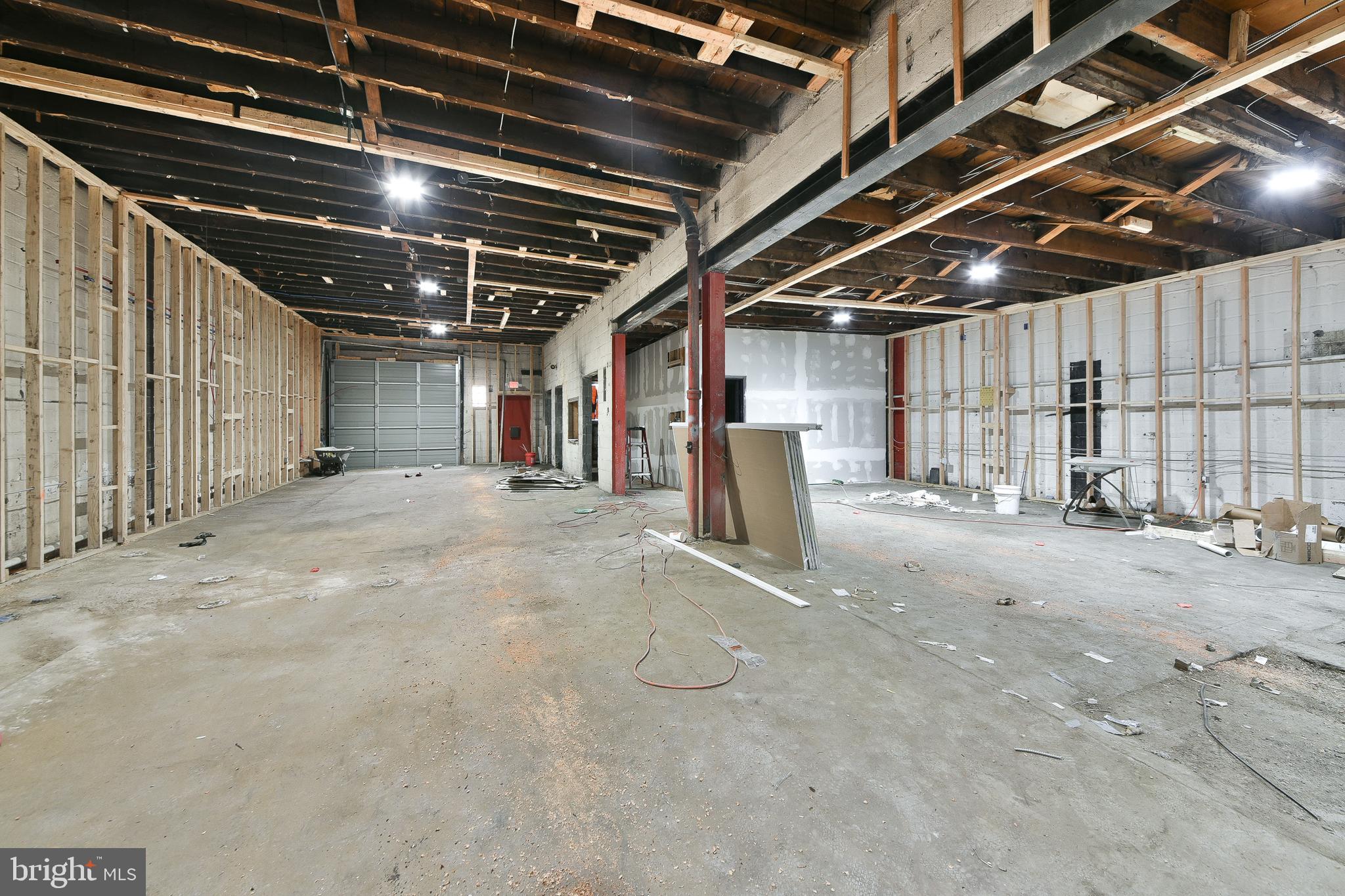 TACONY - Commercial Sale
