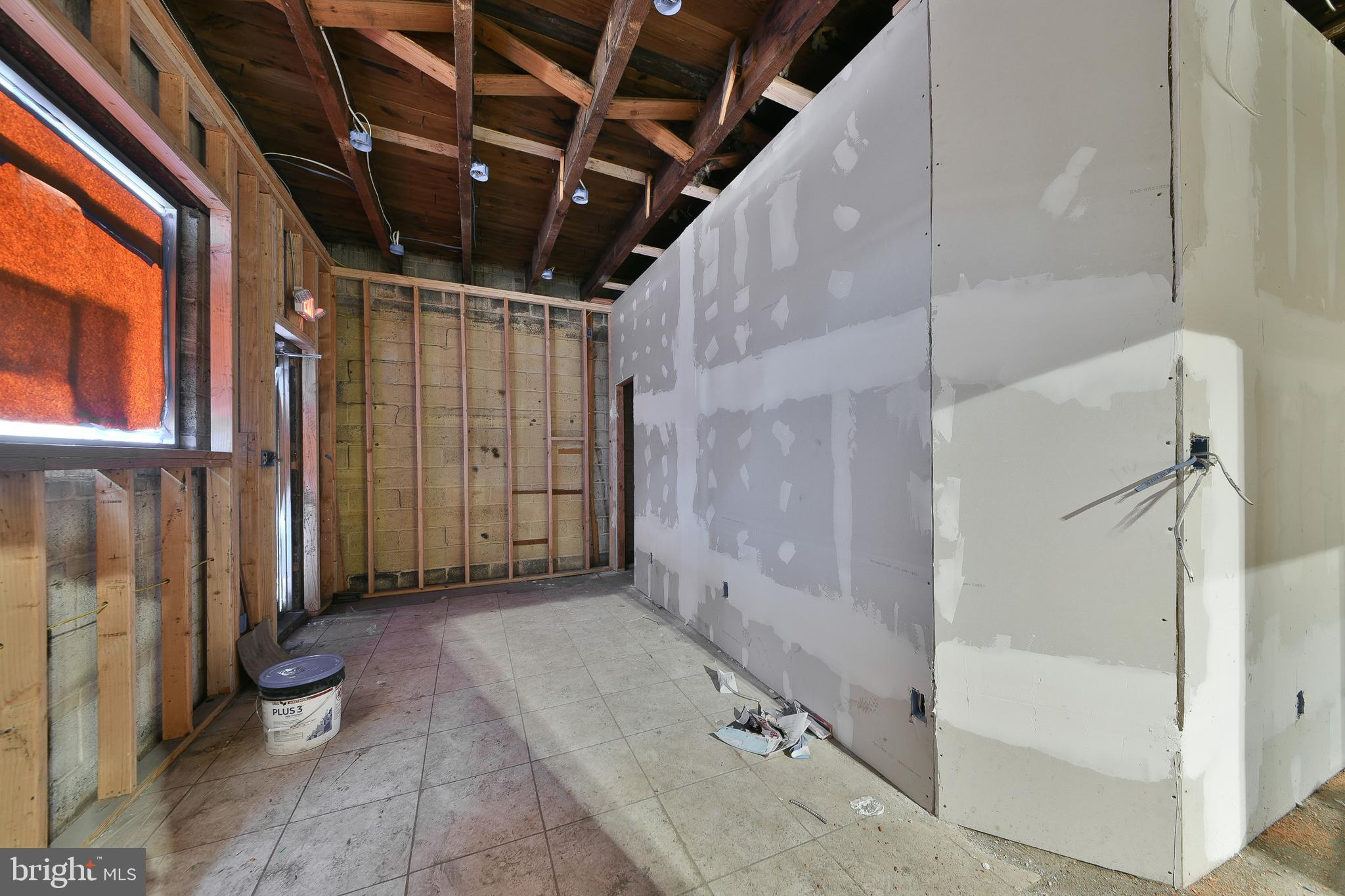 TACONY - Commercial Sale