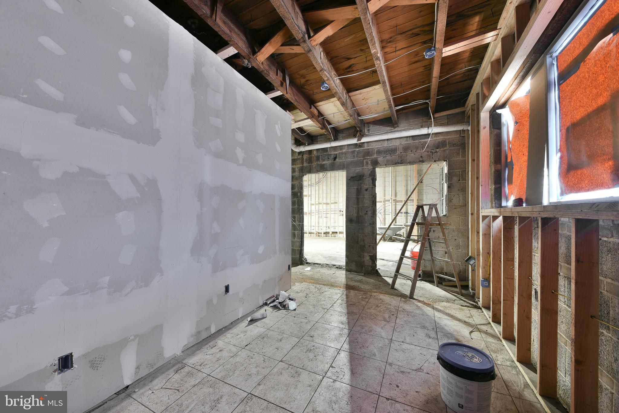 TACONY - Commercial Sale