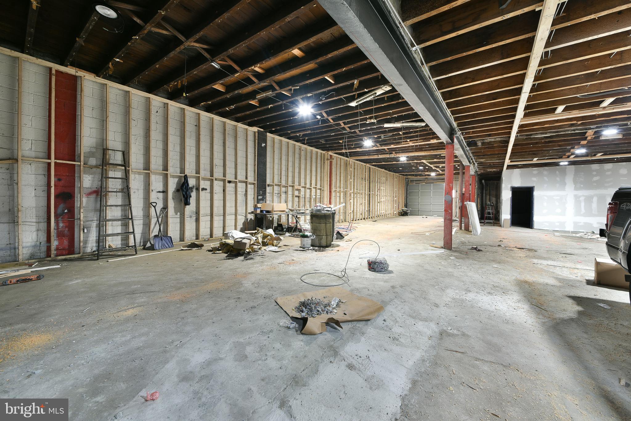 TACONY - Commercial Sale