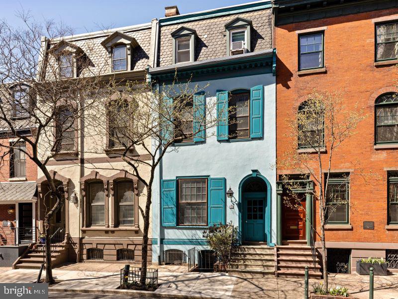 FOR RENT: Studio apartment available in historic Rittenhouse brownstone building. 3rd floor studio roughly 375 sf with hardwood floors and updated kitchen and bath. Tenant pays electric. Owner pays heat, hot water and cooking gas.  Great location and walk to Rittenhouse Sq. Available NOW.