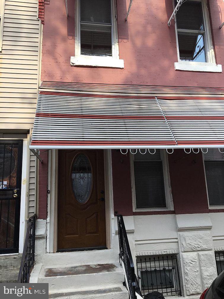 Three bedroom house close to Fairmount park and zoo area. This house was renovated recently and has a new kitchen with quartz countertops and stainless steel appliances. House also has central air and is ready to move right in.