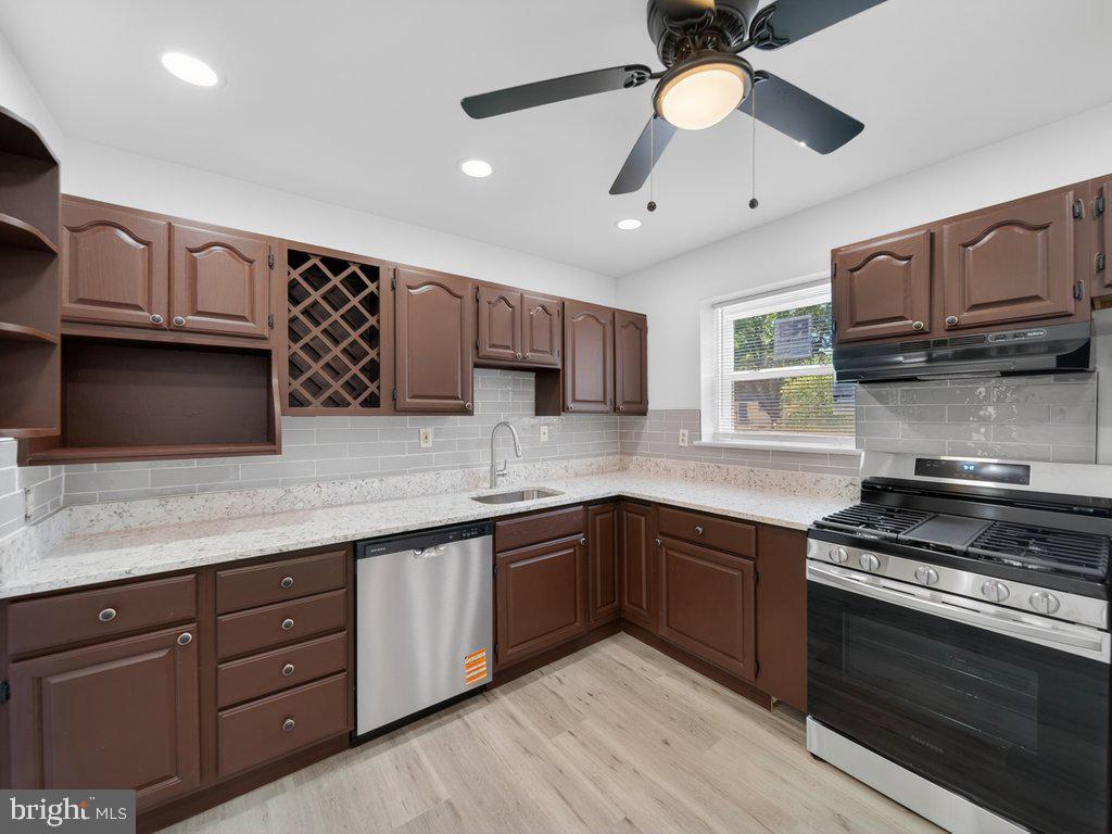 FOUR CORNERS - Residential