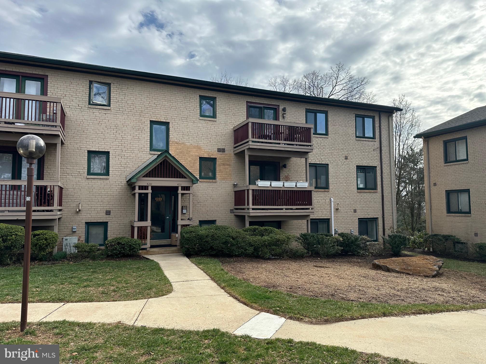 Charming 1BR/1BA Condo in Paladin Club – Prime Location!
This well maintained 1st-floor condo offers a comfortable living space and move in ready.  Featuring laminate wood flooring throughout, open kitchen area, a spacious walk-in closet, and a modern HVAC system replaced in 2021, this unit is move-in ready.  Enjoy easy access to the community gym and pool.
Conveniently located with quick access to 495, local shopping, dining, and more.  Don’t miss the opportunity to call this your new home!