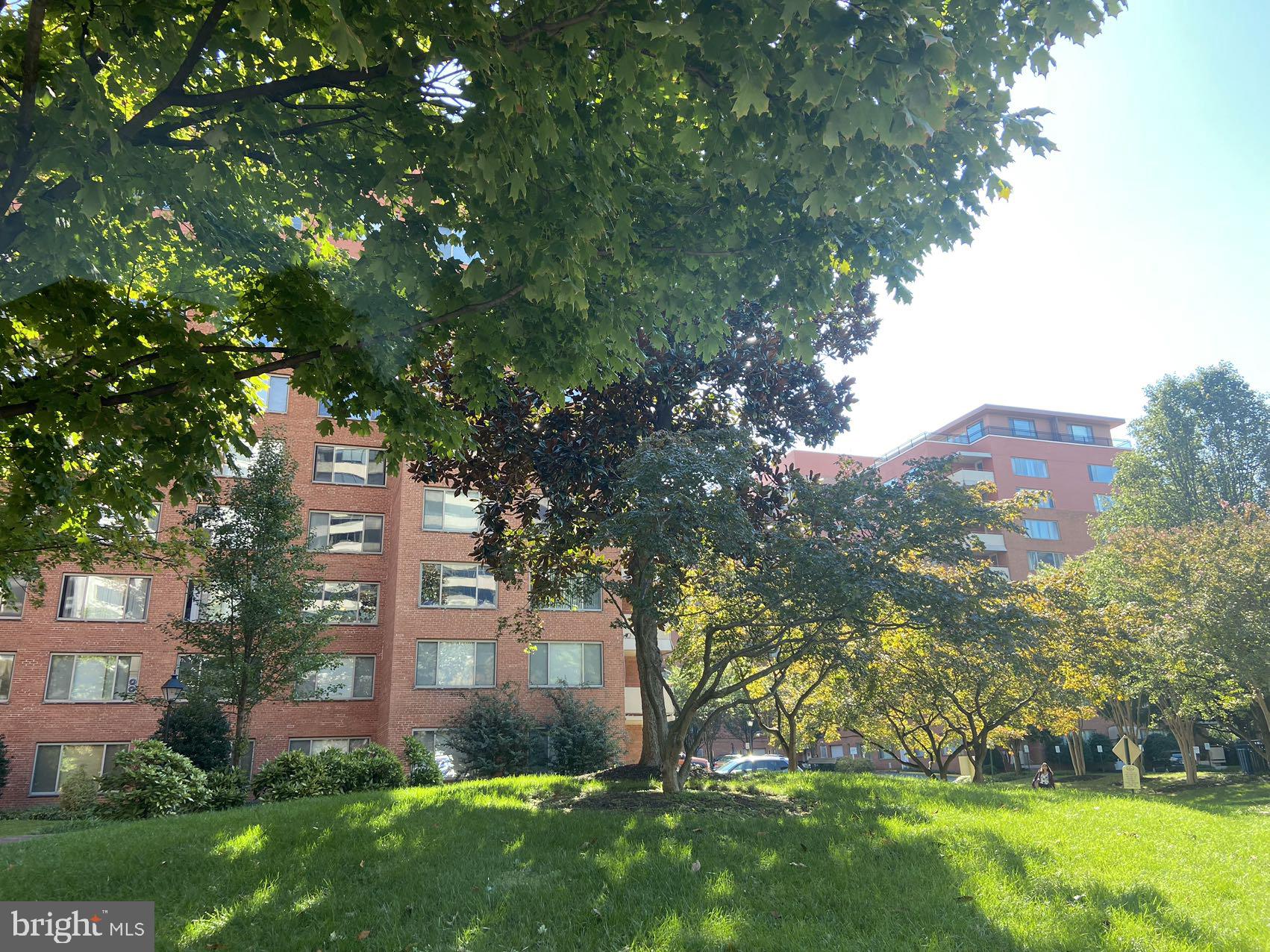 Spacious 1 bedroom, 1 bath unit in desirable River Place of Arlington! New paint, new laminate floor throughout!  River Place boasts so many amenities: 24-hr security/concierge desk, on-site management, large outdoor pool, fitness center with sauna, party room, large on-site laundry (3rd floor), cleaners, salon, and convenience store. Only two blocks to Rosslyn Metro; Short distance to Georgetown & DC! shops, cafes, restaurants, theaters and so on!