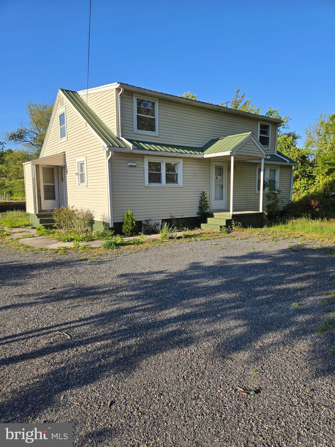 4 bedrooms 1 bathroom bungalow being sold "AS IS".  16,700 sq. ft. lot with detached garage. Priced to Sell.
Updated 200. amp electric service.