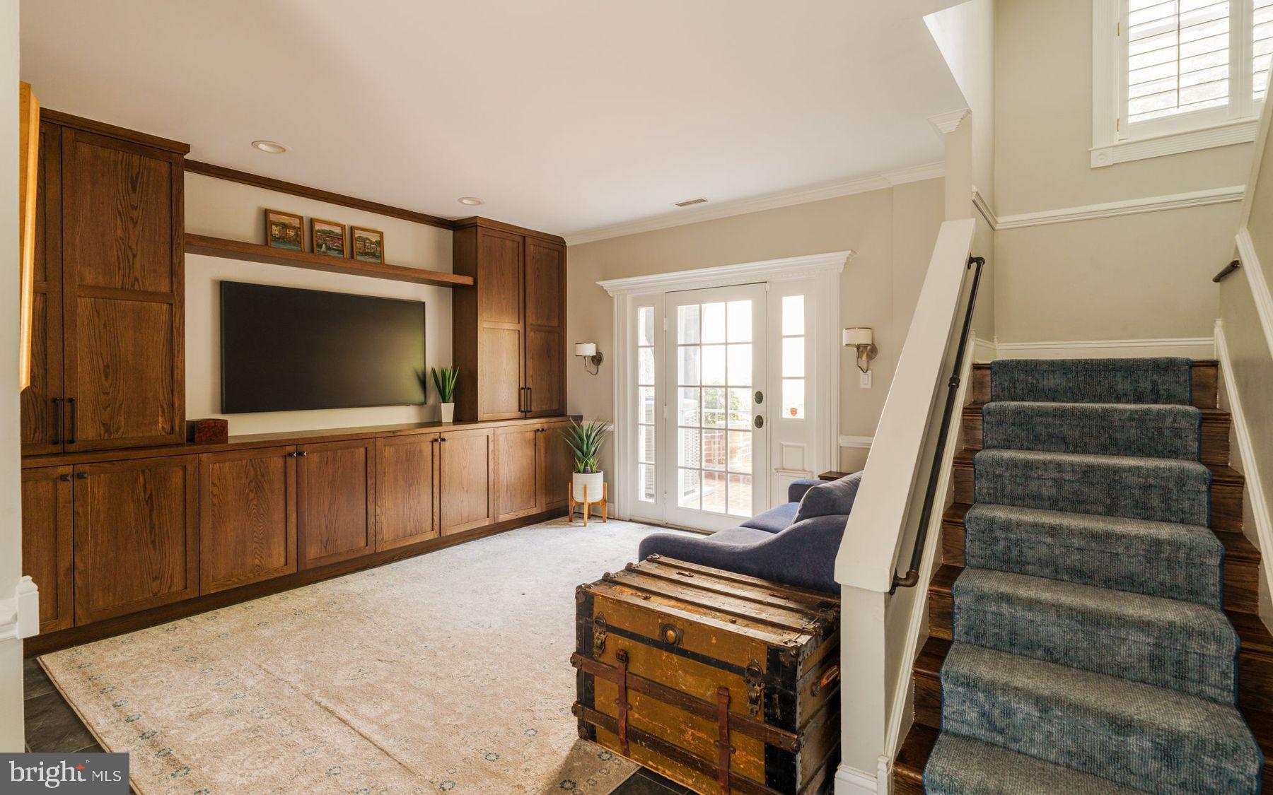 QUEEN VILLAGE - Residential