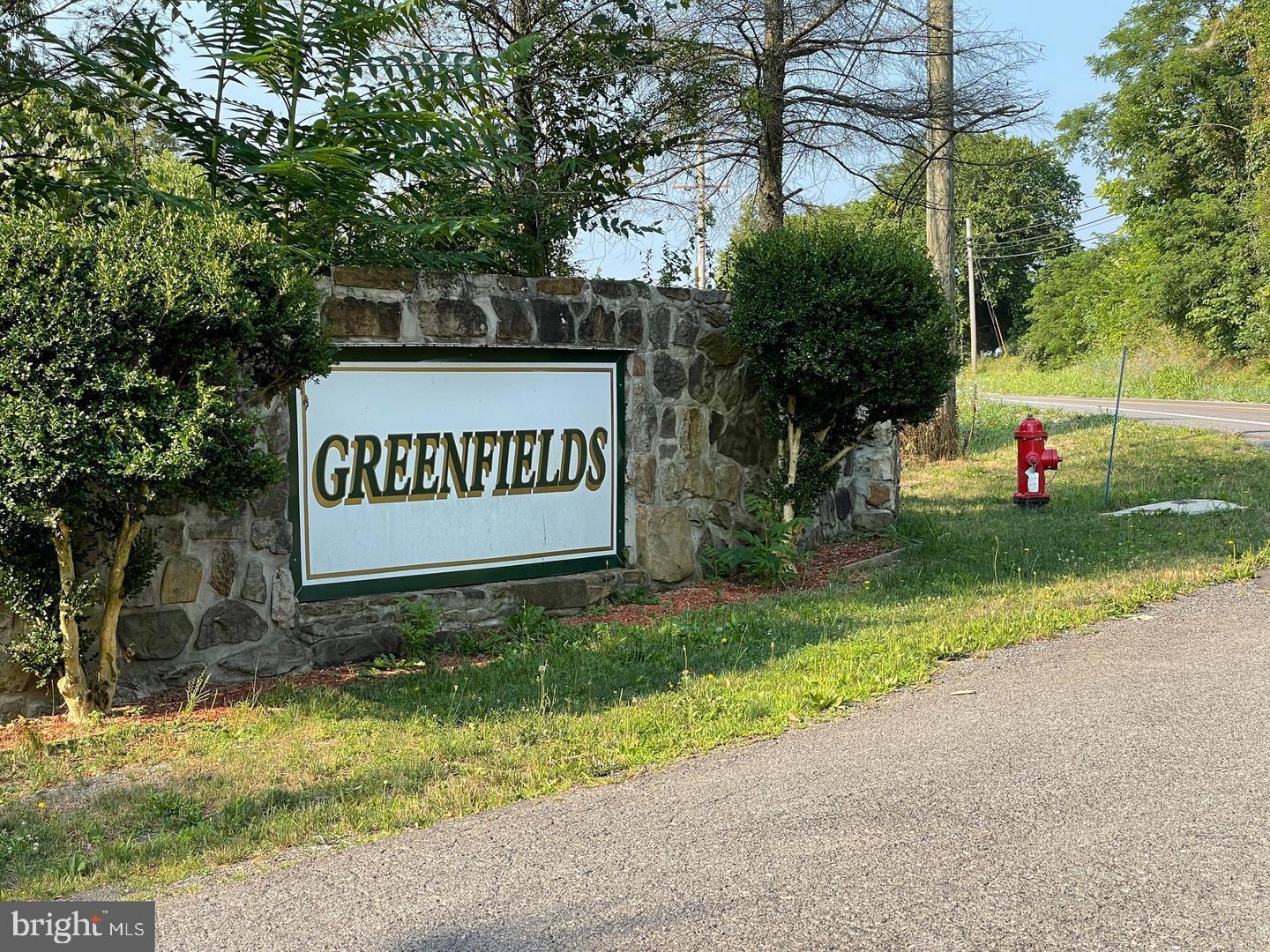 GREEN FIELDS - Land