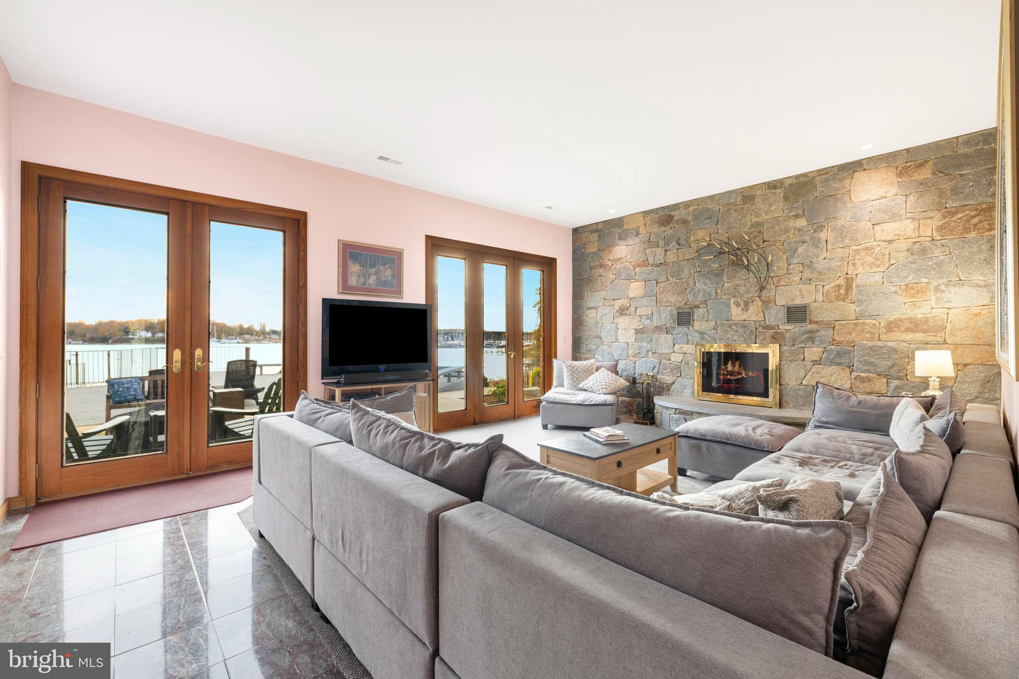 SHADOW POINT - Residential