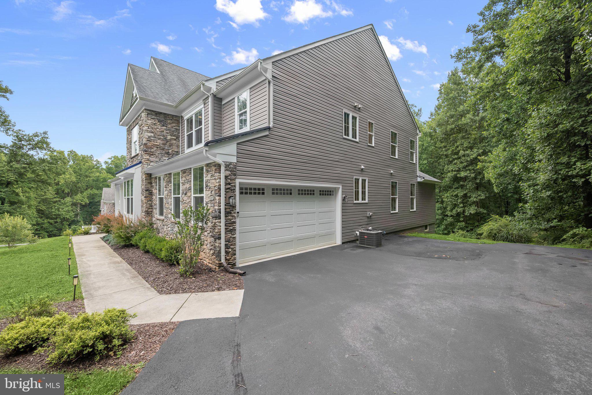 TRIADELPHIA WOODS - Residential