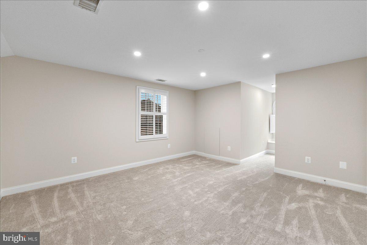 POTOMAC OUTSIDE - Residential