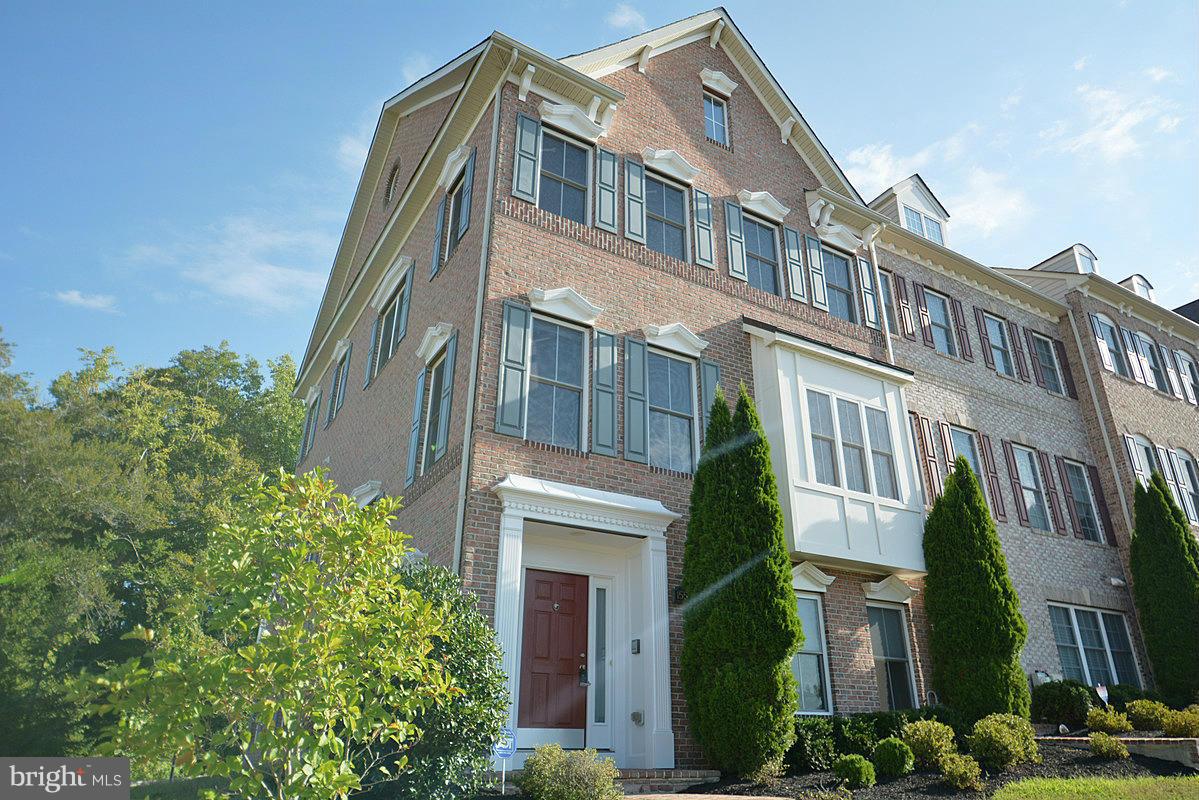 IMMEDIATE DELIVERY! Rare sun drenched Grand Haverford END Unit in Beechtree. Thousands in upgrades including main level hw floors, granite, and mosaic/travertine tile backsplash in kitchen. Soaring ceilings, crown molding and chair rail throughout. Custom paint, cozy fireplace in the master, and huge rec room and deck. Amenity filled community includes golf course, pool, tennis, and restaurant.