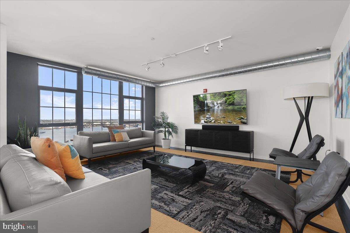 LOCUST POINT - Residential