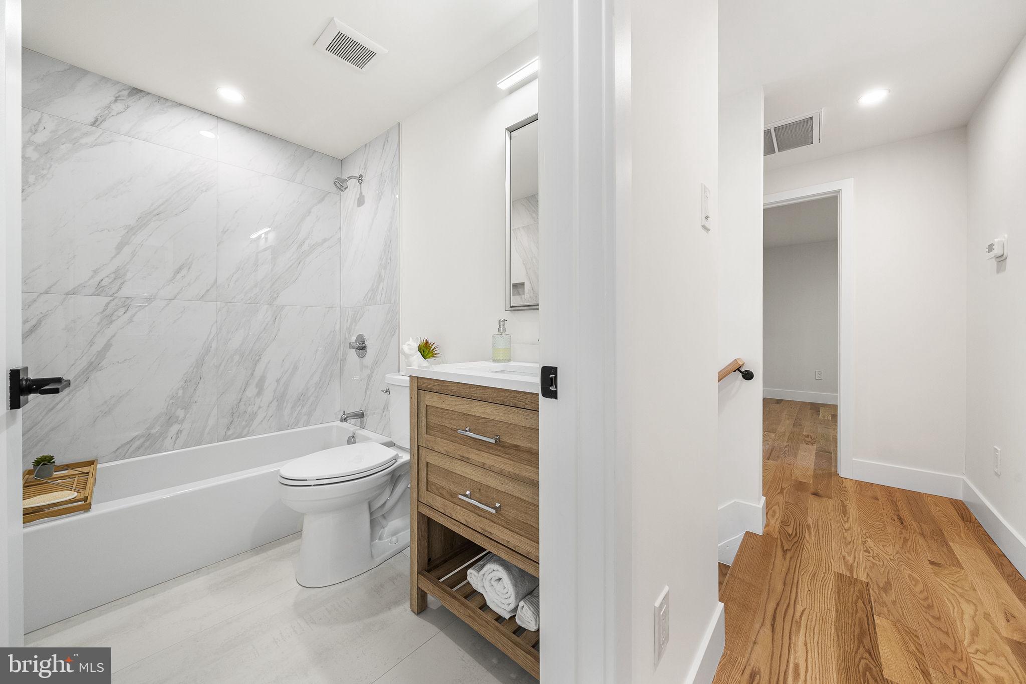 EDGELEA WOODS - Residential
