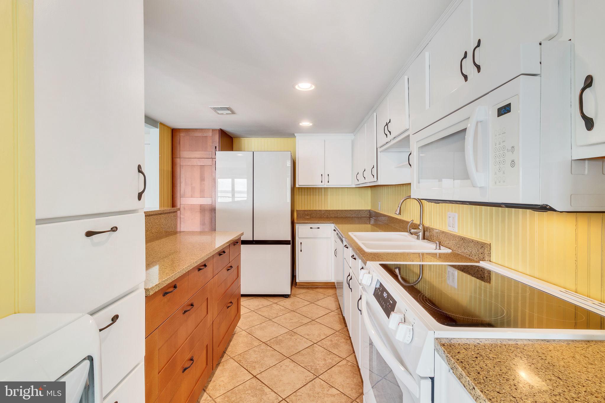 RIVERSIDE CONDOMINIUMS - Residential