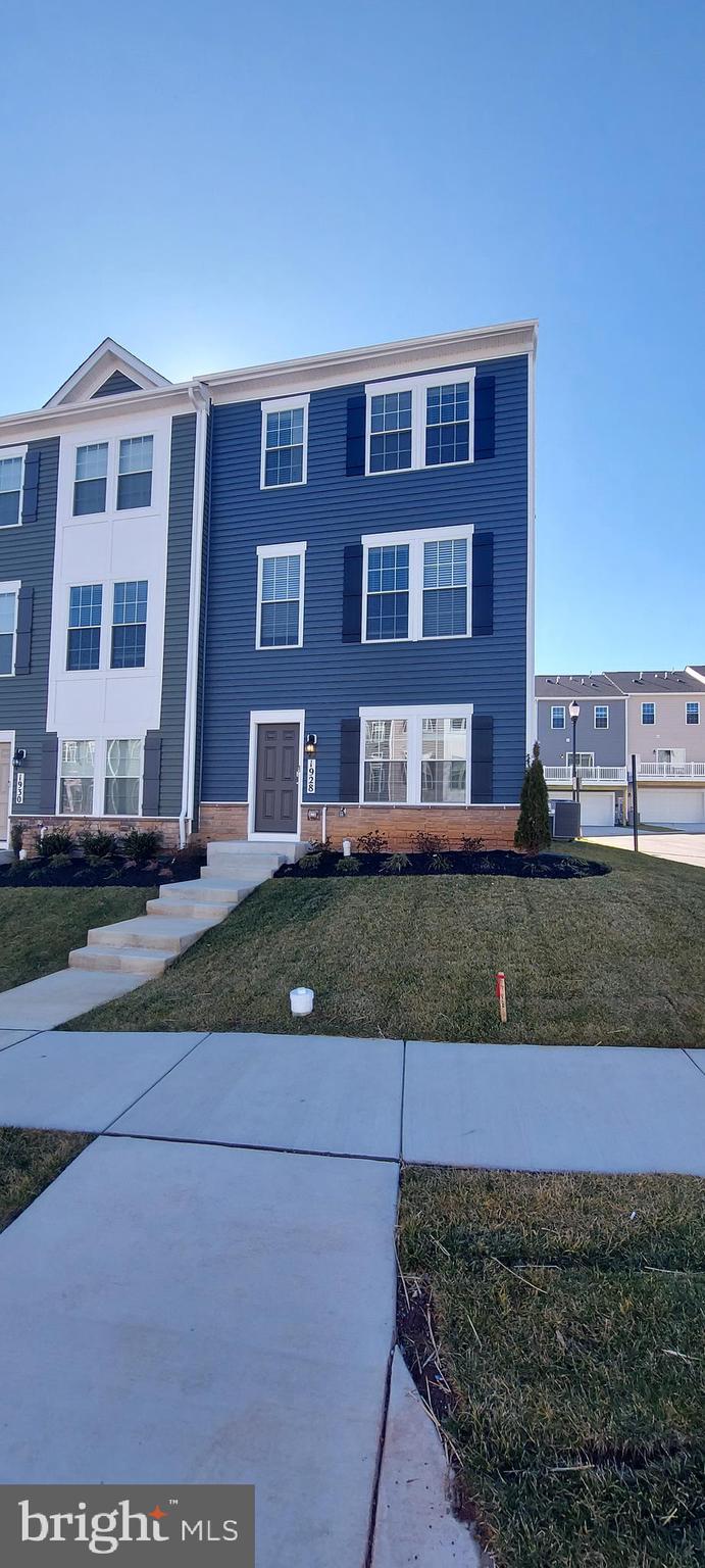 Brand New!  END UNIT!   4  Bedrooms 3.50 Baths.  2 Car Garage.  Lower level bedroom with full bath.  Spacious and inviting floor plan.  Upper level laundry.  Kitchen with stainless steel appliances and center island, granite counters.  Come take a look and submit an application!  Move in right away! 

We are looking for good credit!!!  Pets are case by case.  Prefer no cats or big dogs. $50 app fee!  
Check out the 360 Video Tour!!!   Just look for the video icon!