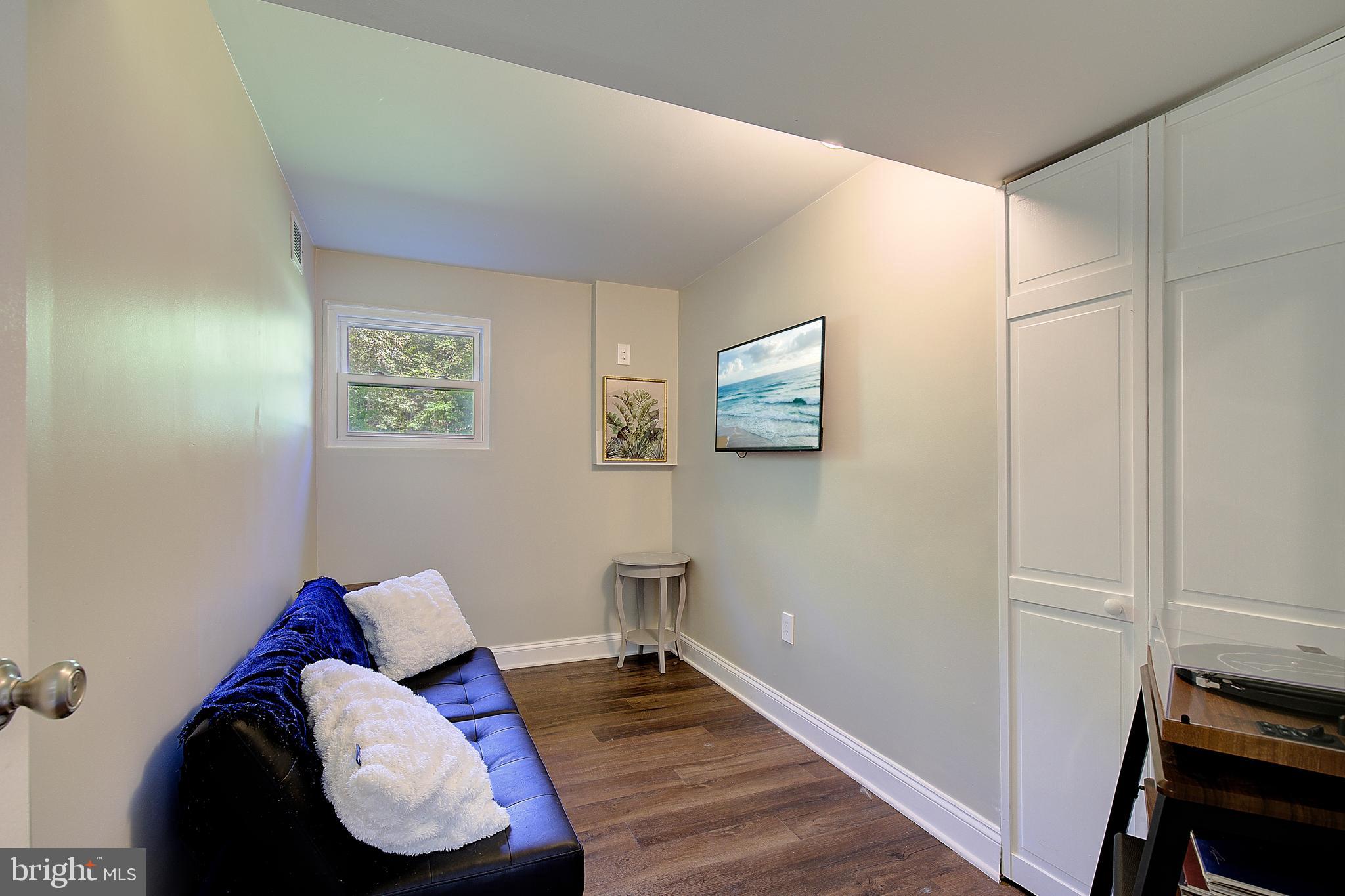 HALLMARK WOODS - Residential