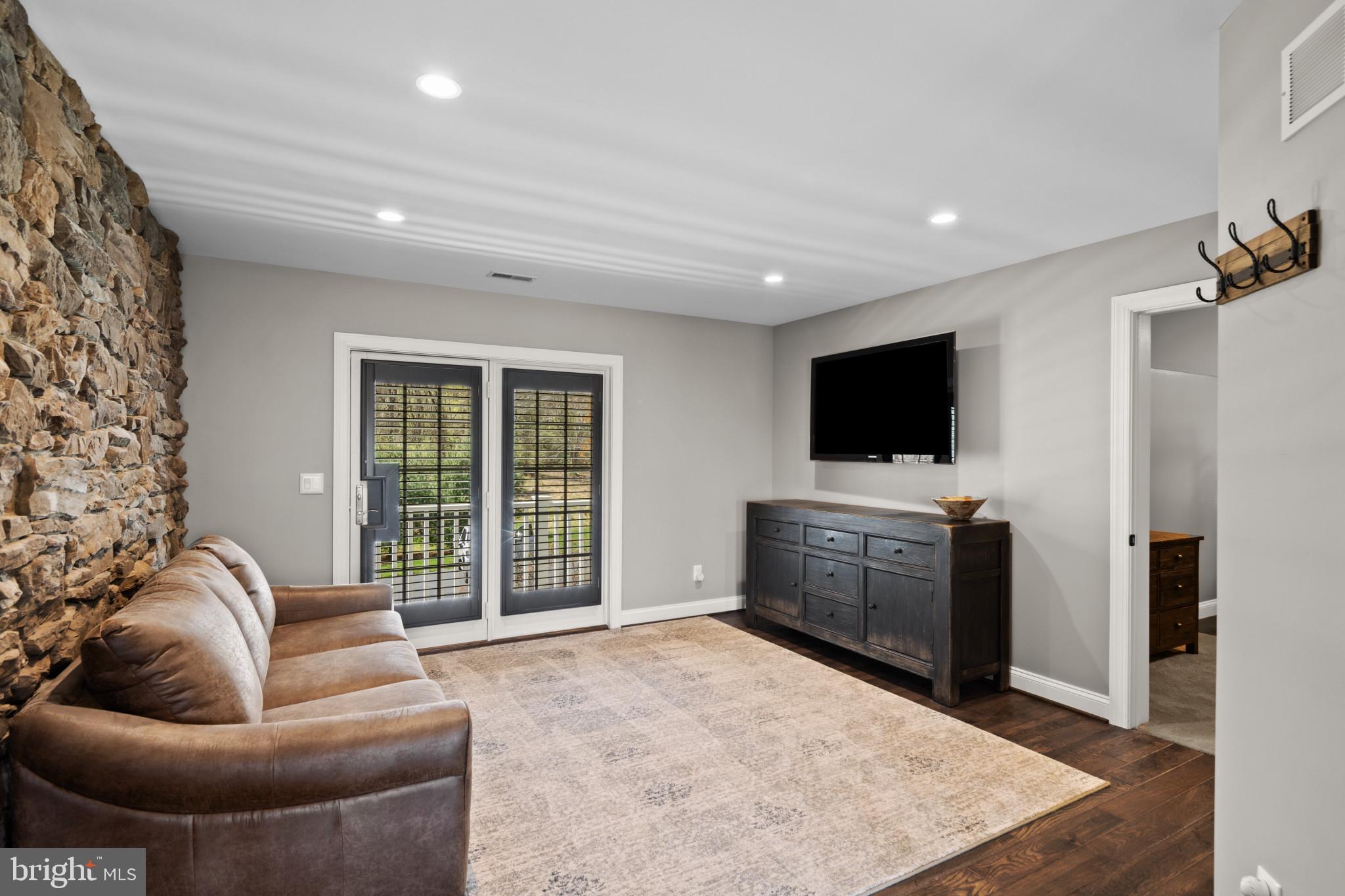 WHITE HALL - Residential