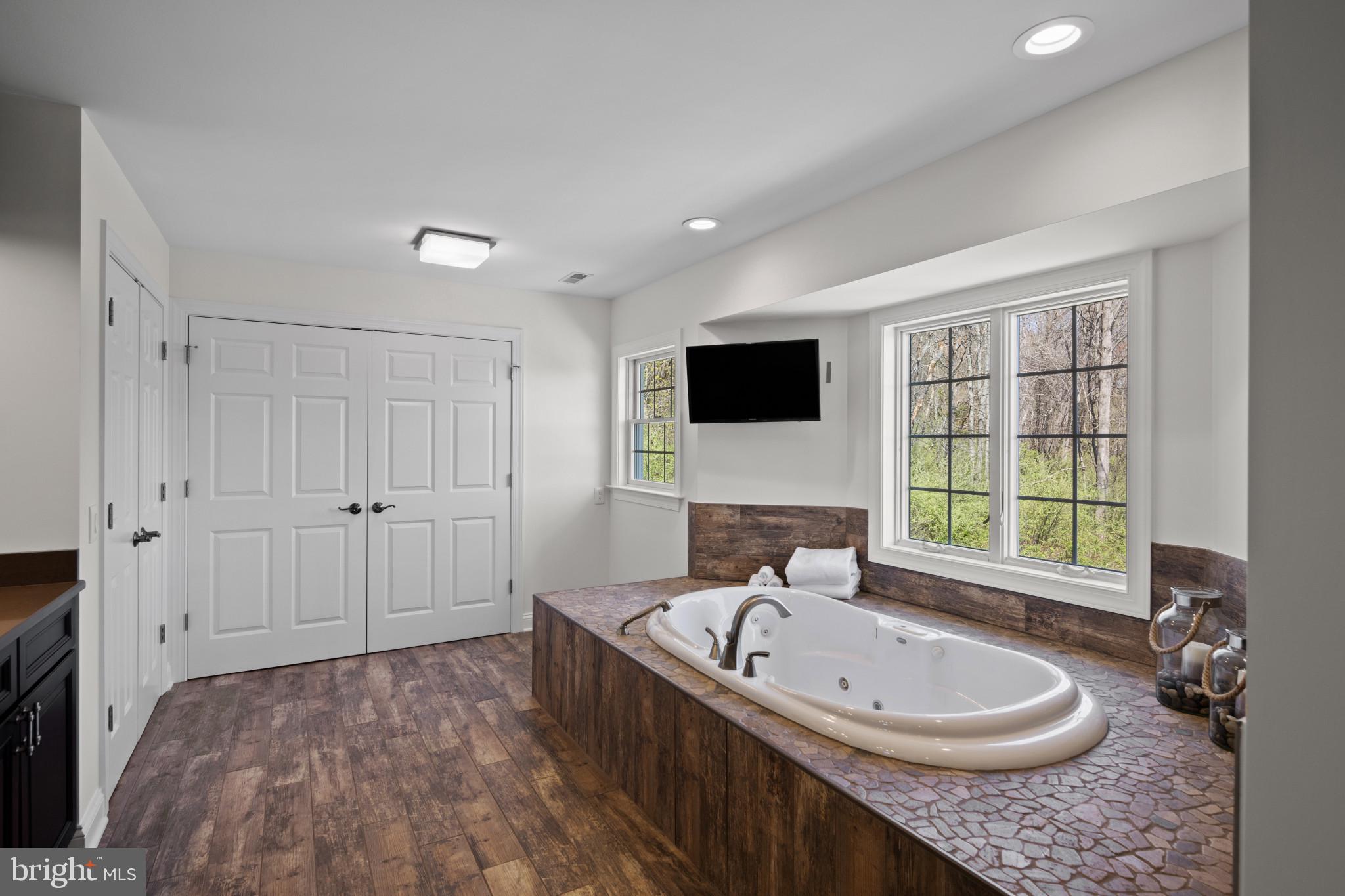 WHITE HALL - Residential
