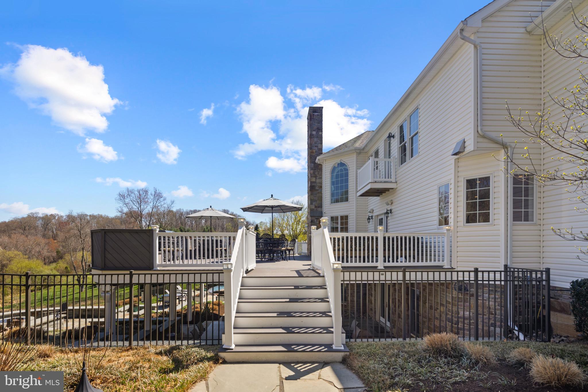 WHITE HALL - Residential