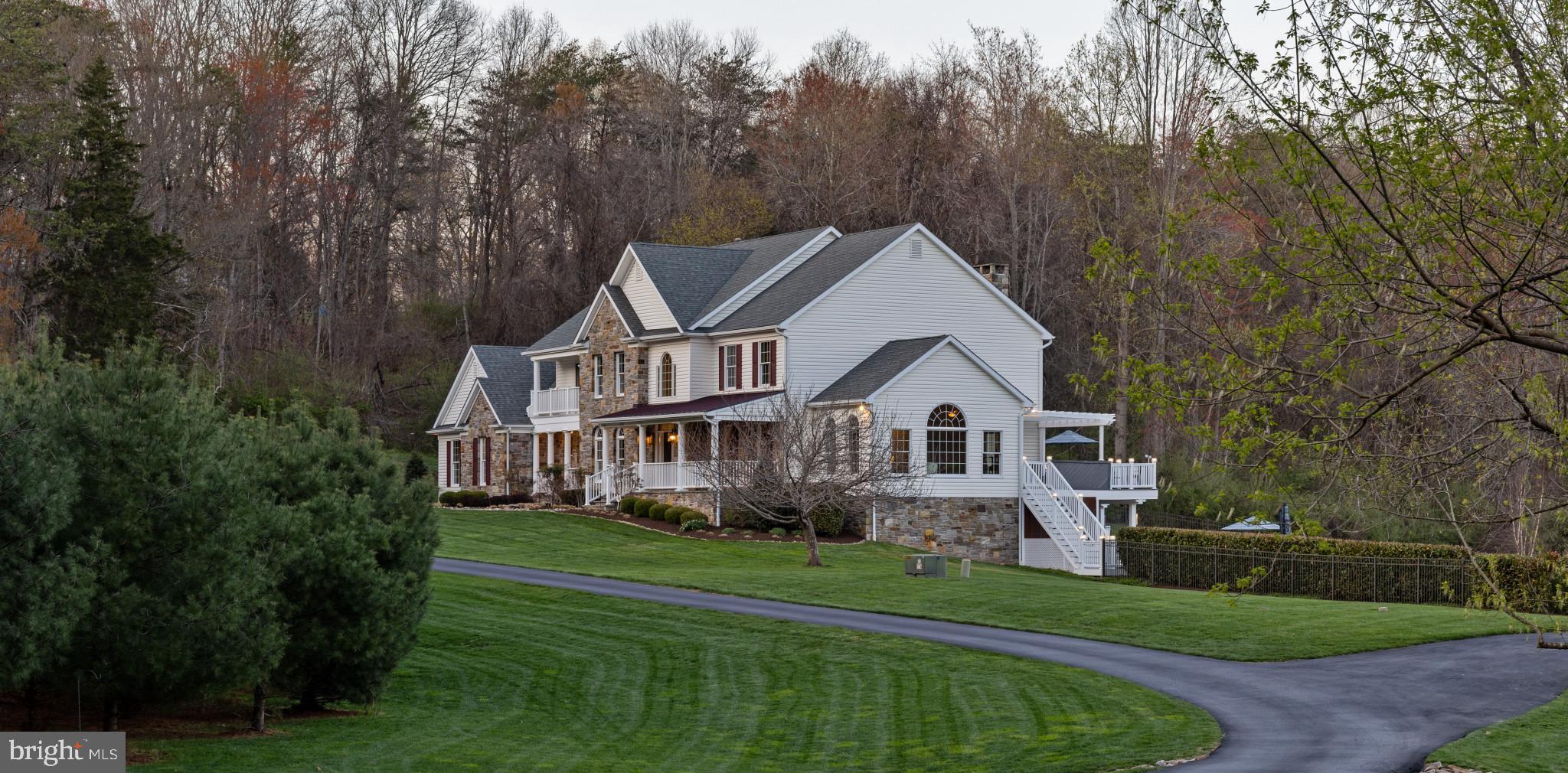 WHITE HALL - Residential