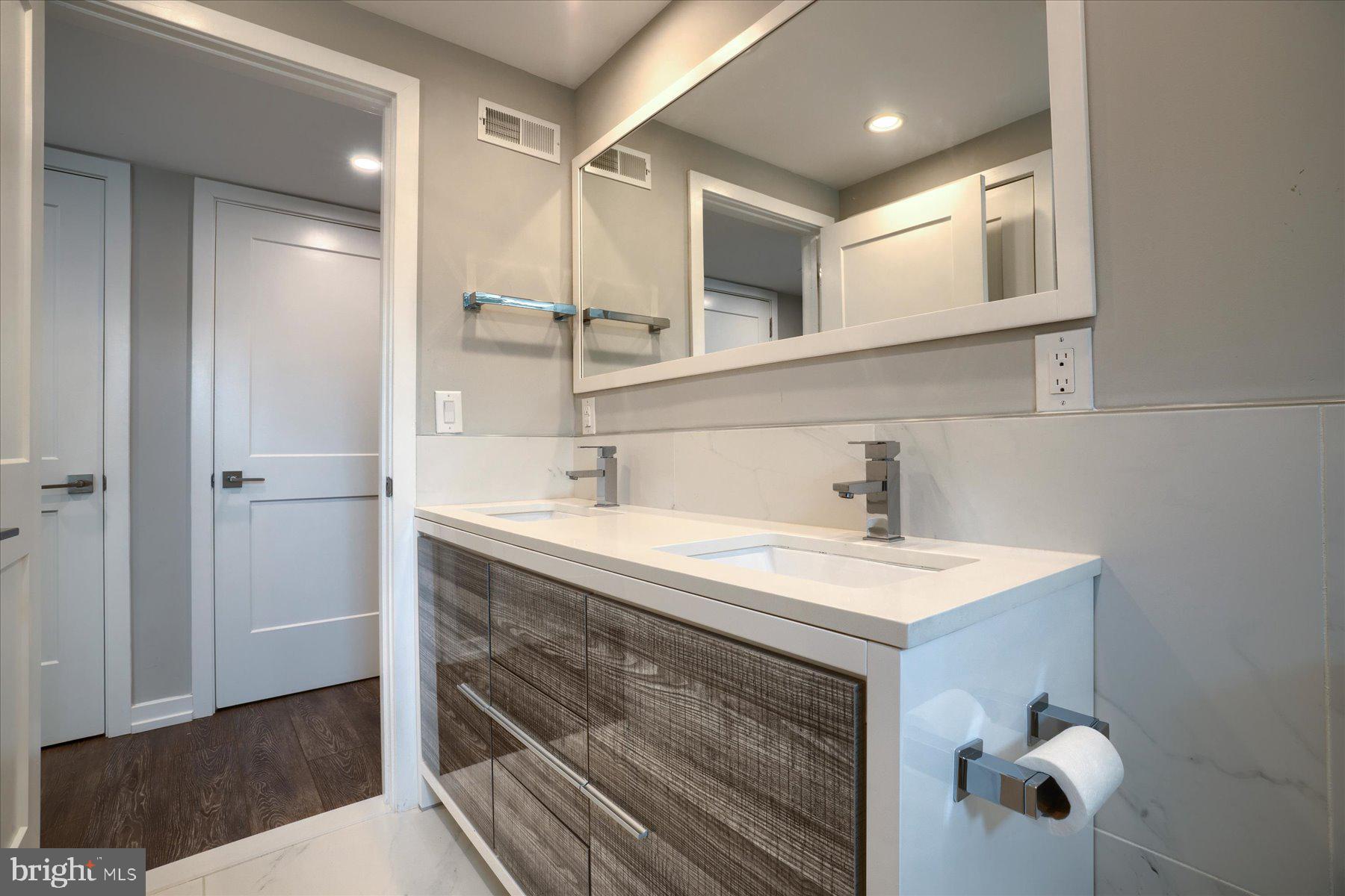 SOCIETY HILL - Residential Lease