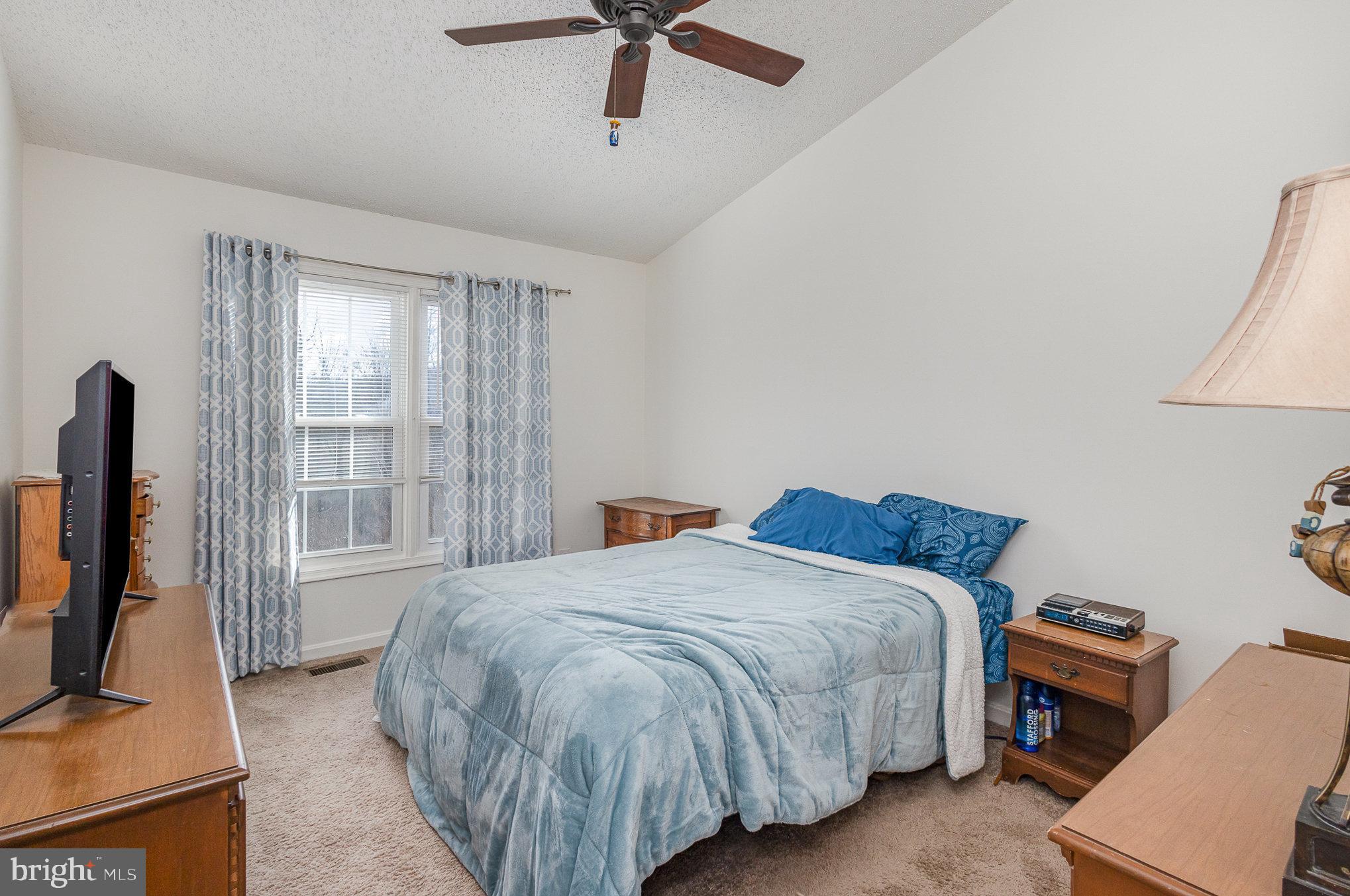 SPRING KNOLL - Residential