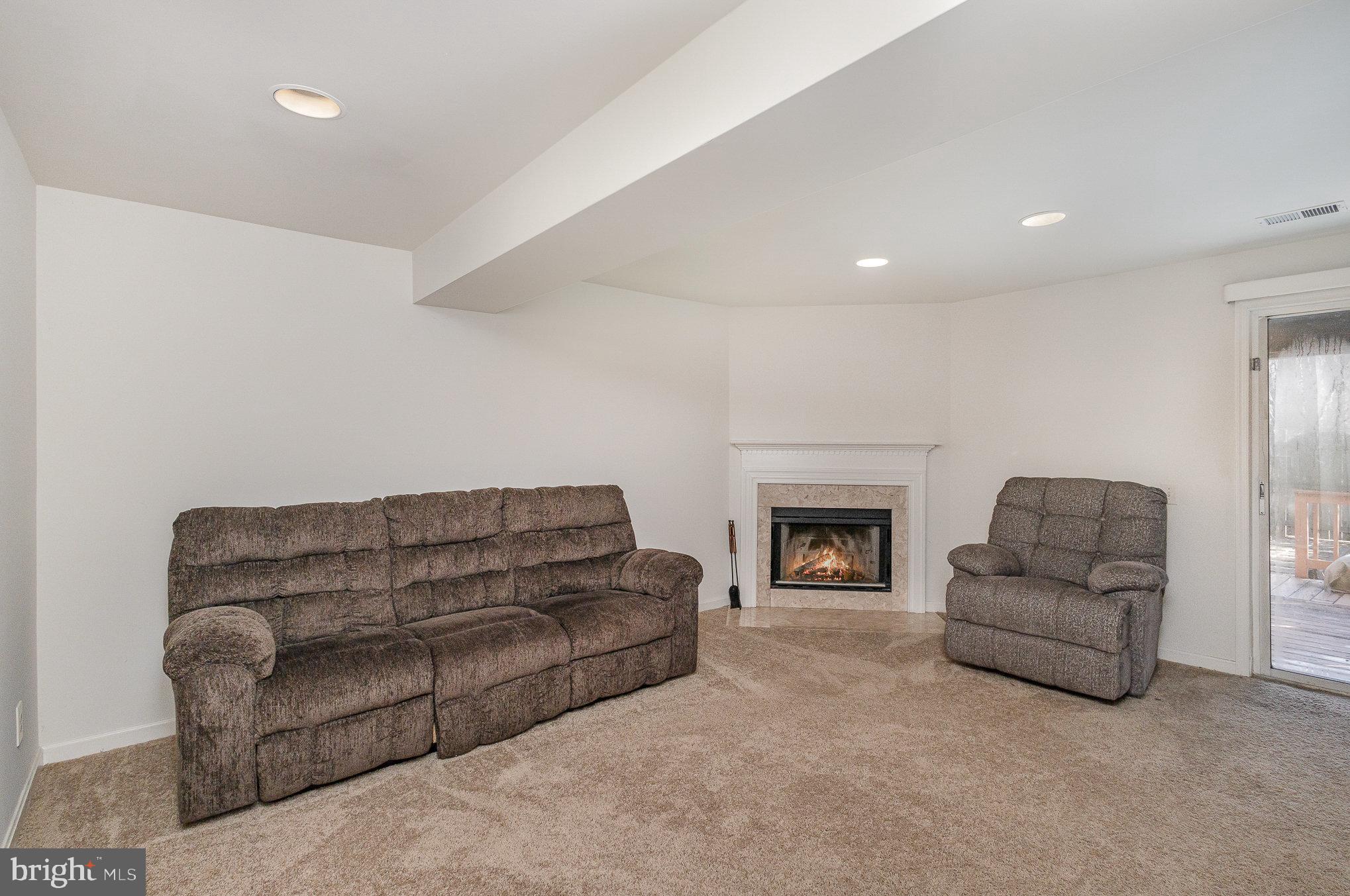 SPRING KNOLL - Residential