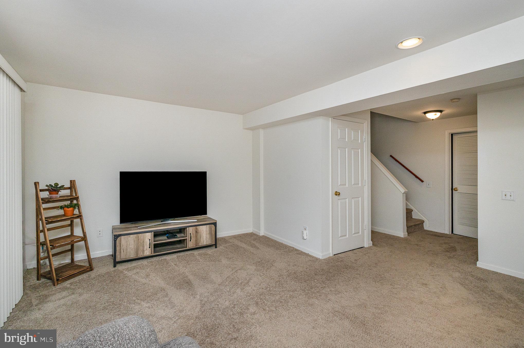 SPRING KNOLL - Residential