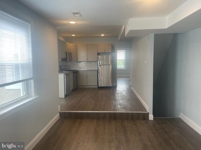 This completely renovated 3 bed 2 full bath bi-level apartment is located in the heart of Fishtown! This unit has been completely remodeled and features hardwood floors throughout, a custom kitchen with all stainless steel appliances, a washer/dryer in the unit, 2 full baths, 3 full bedrooms 2 measuring 15x15, etc! The building is the top two floors of a duplex, do not miss this one!