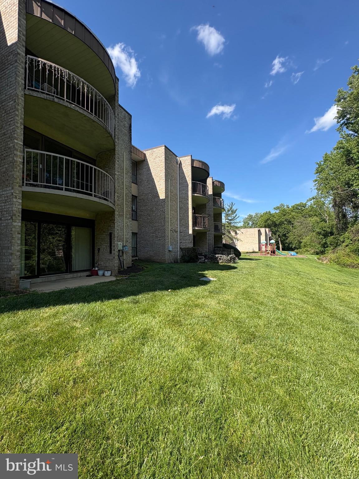 HUNTLEY SQUARE CONDOMINIUMS - Residential