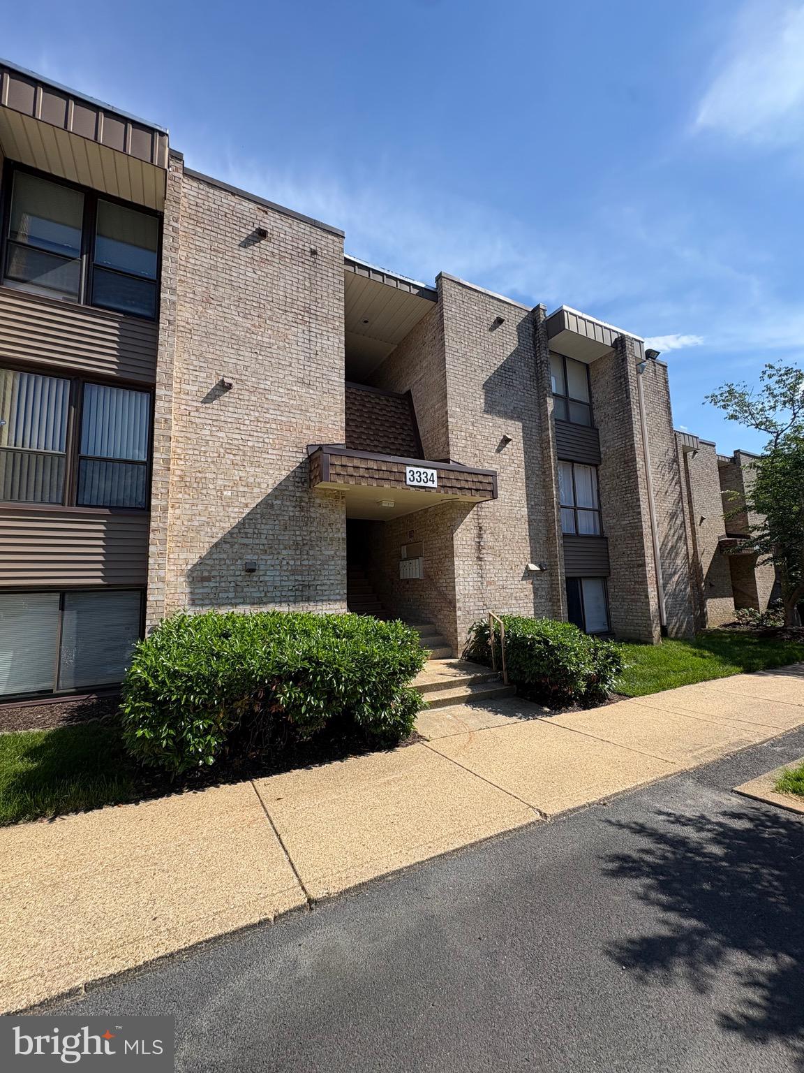 HUNTLEY SQUARE CONDOMINIUMS - Residential