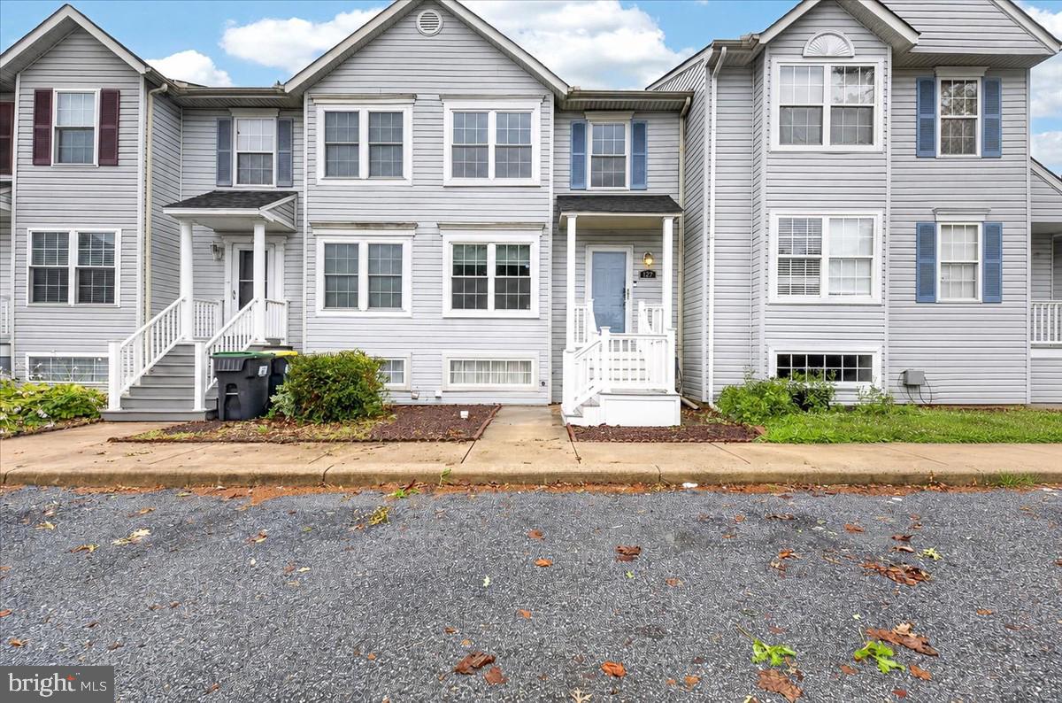GOVERNORS SQUARE - Residential