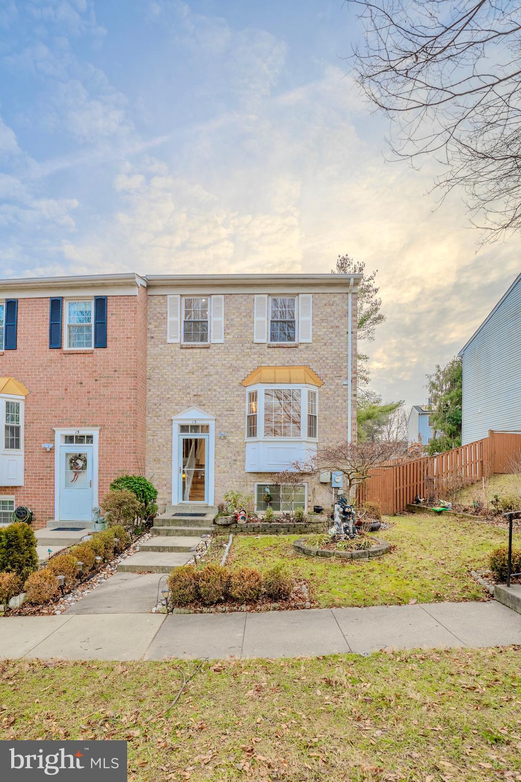 *** The offer deadline is Monday at 12:00 PM
Discover the perfect blend of comfort and convenience in this end unit townhouse. With 3 beds, 3.5 baths, and a beautiful kitchen, it's a space designed for both functionality and style. The prime location near markets, hospitals, and restaurants ensures ease of access to amenities. Step outside onto the charming deck and into the inviting backyard—a seamless extension of your living space, offering a serene retreat and a perfect spot for entertaining or relax
ation.