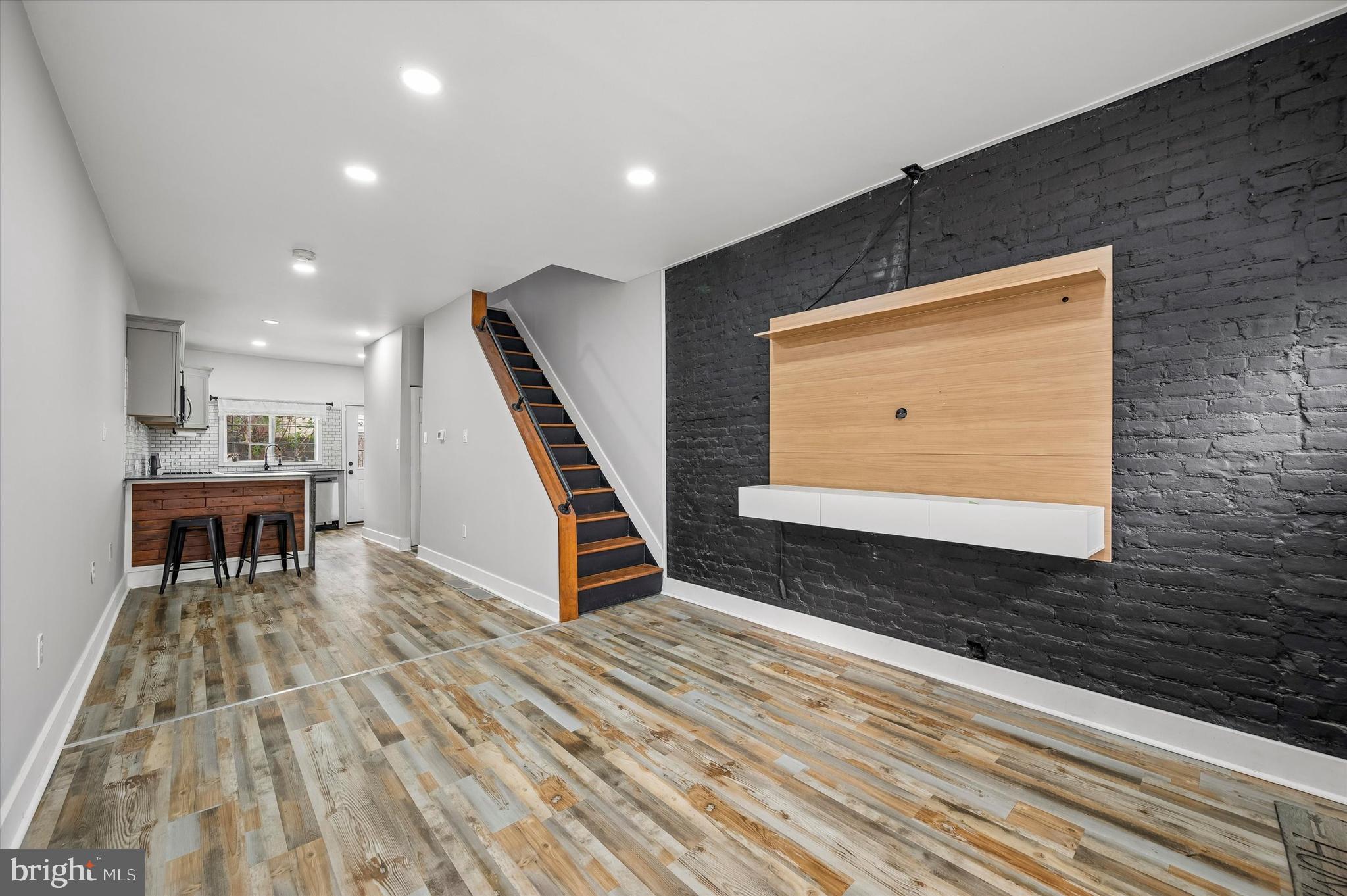 EAST KENSINGTON - Residential