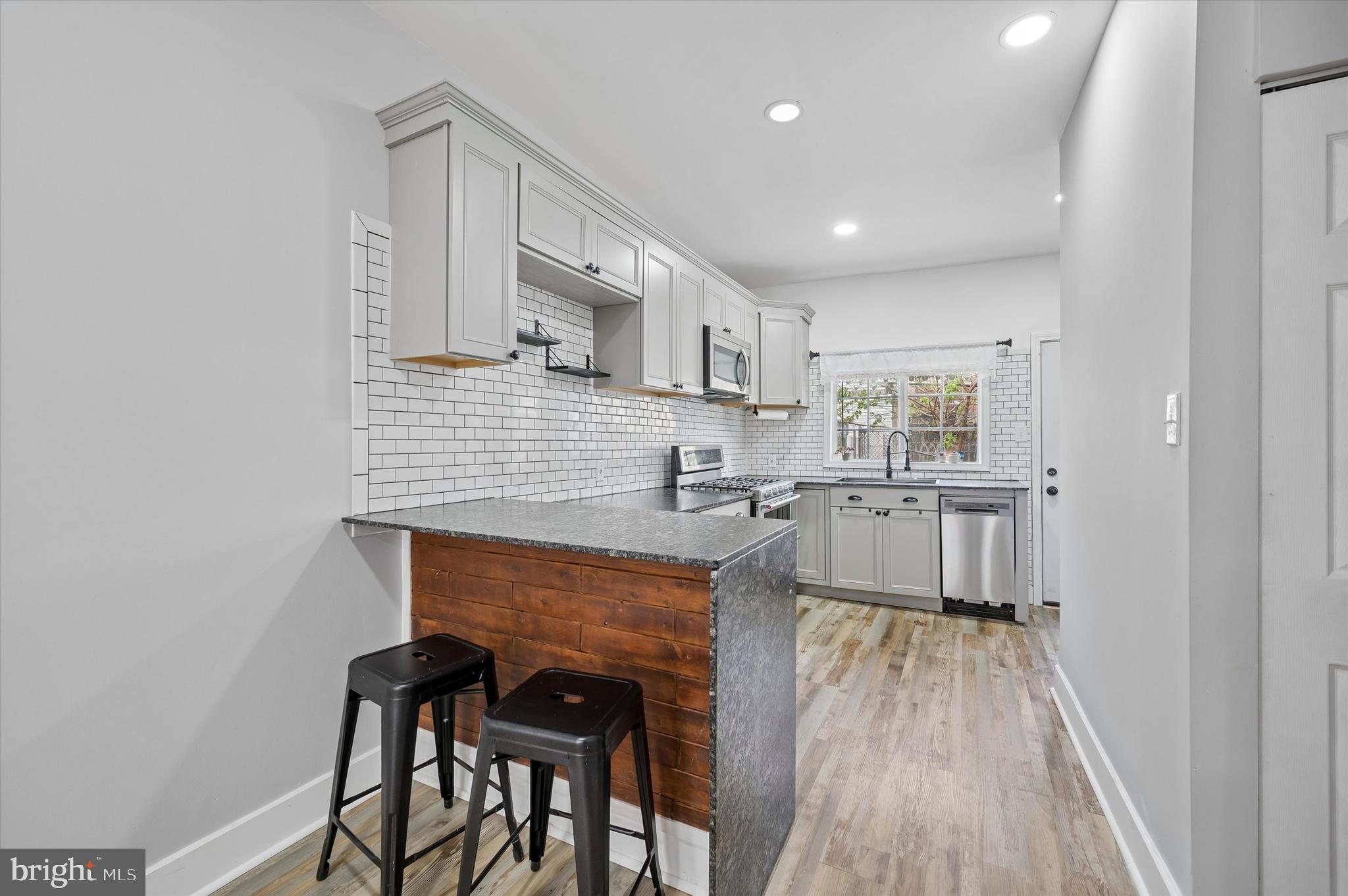 EAST KENSINGTON - Residential
