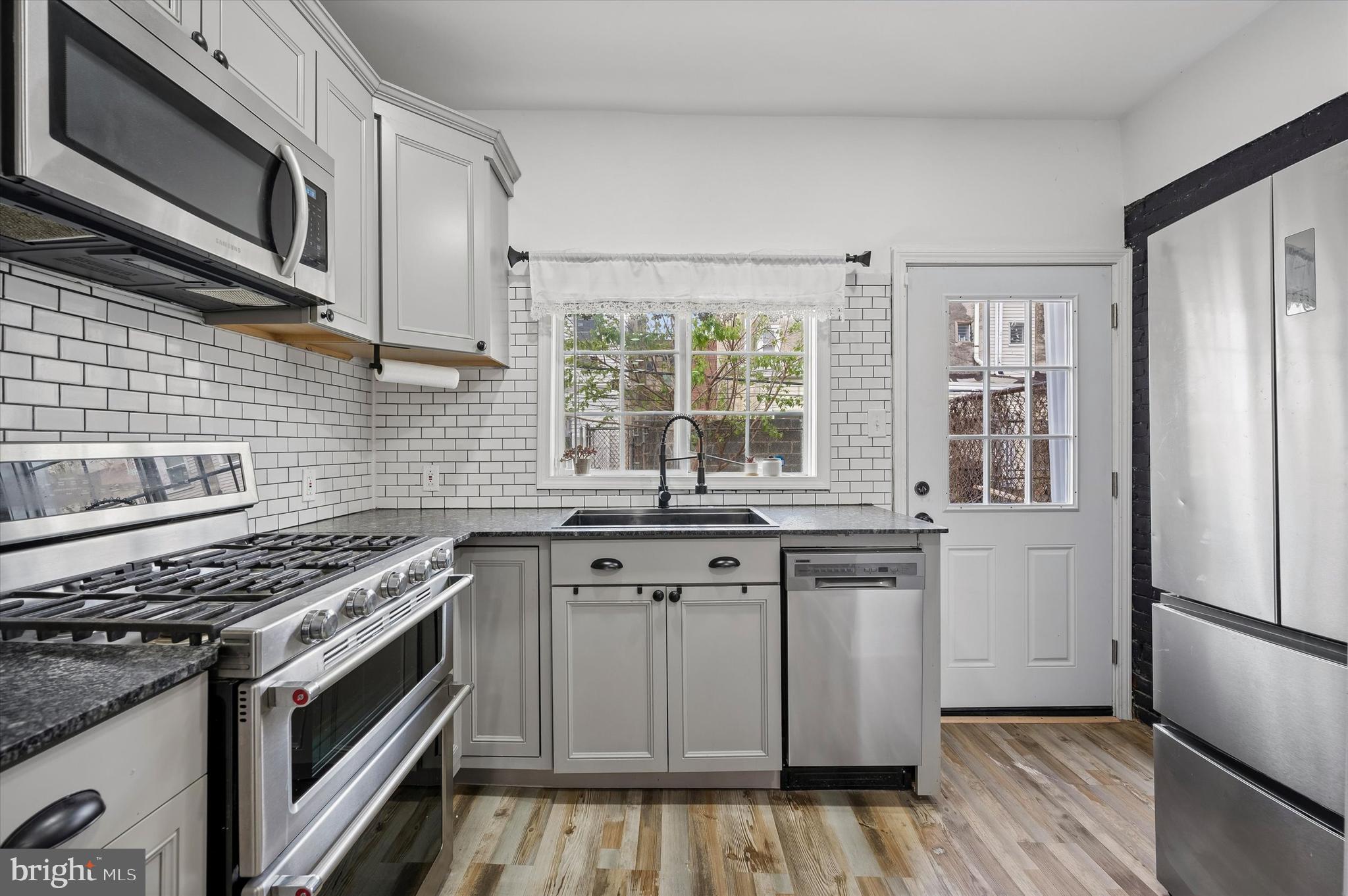EAST KENSINGTON - Residential