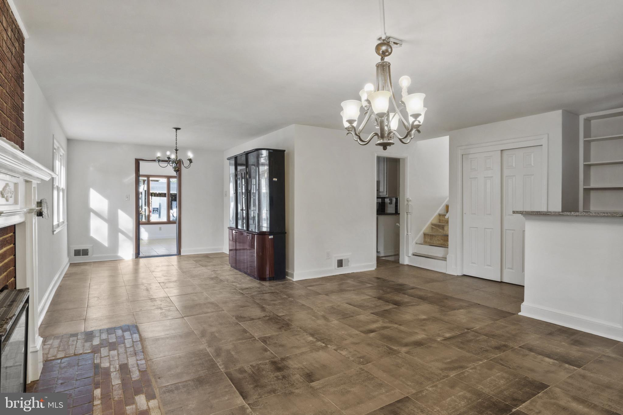 LINCOLNIA HILLS - Residential