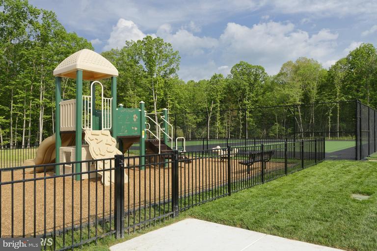 LOUDOUN CROSSING CONDOMINIUM - Residential