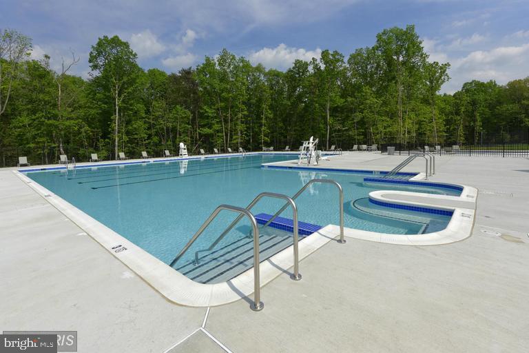LOUDOUN CROSSING CONDOMINIUM - Residential