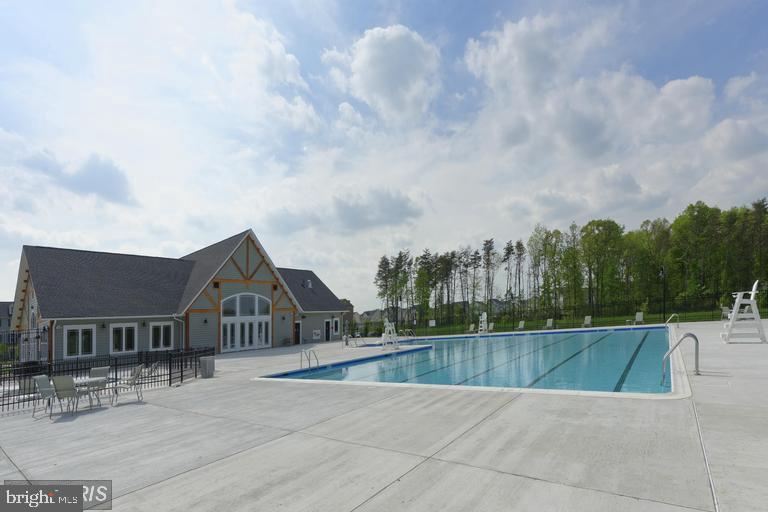 LOUDOUN CROSSING CONDOMINIUM - Residential