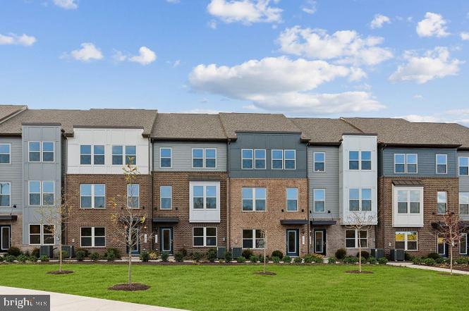 Brand-New Townhome for Rent – Never Lived In!
Welcome Home! This stunning 3-bedroom, 2 full + 2 half bath townhome offers:
A flexible lower-level space—ideal for a home office or family room
Bright open-concept main level with a chef’s kitchen and balcony views
Spacious bedrooms, including a luxurious primary suite
Private garage and modern finishes throughout
🚇 Prime location with easy access to Metro, Dulles Toll Road, Rt. 28, Tysons, and Reston Town Center.
🏞️ Community amenities include bike parking, tot lot, dog park, and walking trails.
Ready for immediate move-in! Perfect for those who want to live, work, and play close to home.