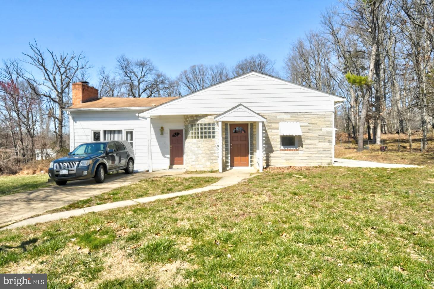Beautiful  3 Bedroom and 2 full Bath 2 acres lot house less than 10 miles from the United States Capitol with Potomac River Views as well as the Wilson Bridge and Old Town Walking distance to the MGM, Tanger Outlets and National Harbor! Take the water taxi to Old Town, Amazon HQ2, Wharf, Nationals Stadium or Georgetown! Bike path to Old Town or even the new Amazon HQ2 (About a 9 mile bike ride). Easy access to Beltway and 295.