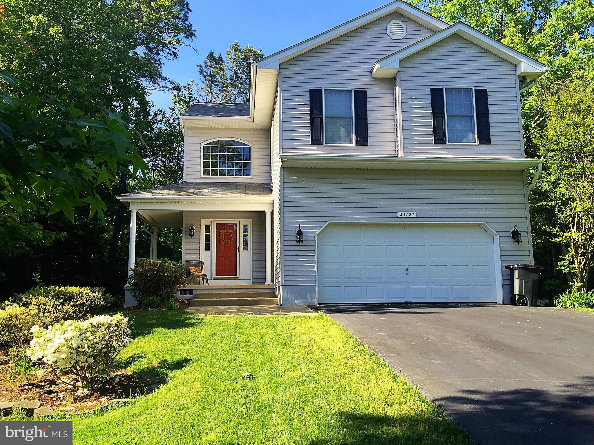 Beautiful Paragon built home in Wildewood. Open floor plan with bright kitchen & large windows providing light throughout the home. Enjoy all the upgrades this home has to offer, from the 42" cabinets & beautiful granite counter tops to the spacious master bathroom which features ceramic tiles, a garden tub & large glassed in shower. Large bedrooms with ample closet space.