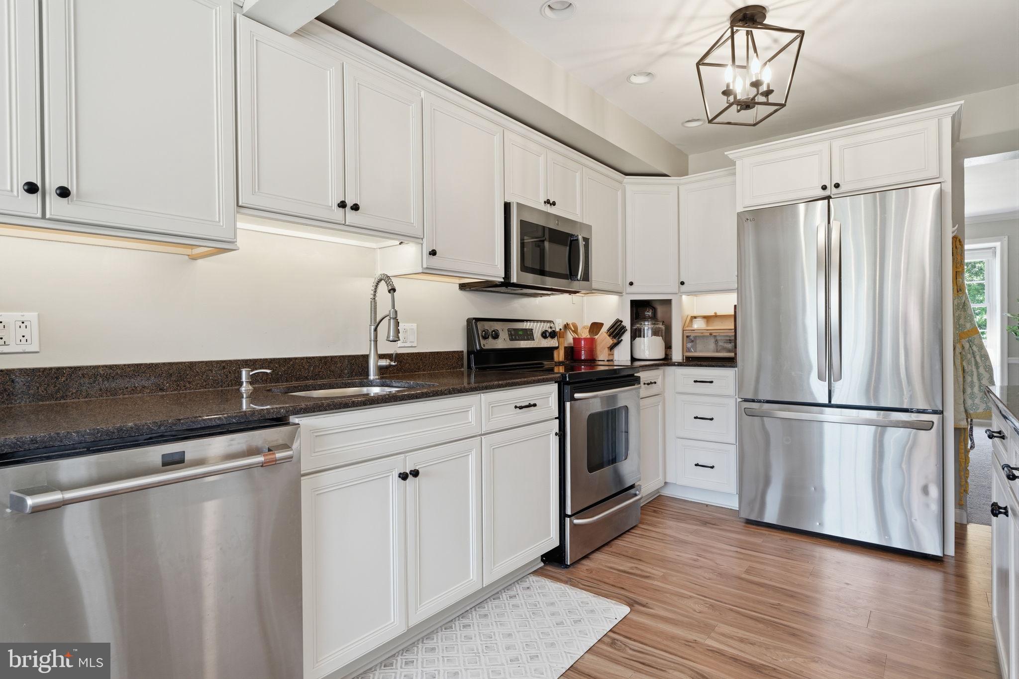 HAMPTON ESTS - Residential