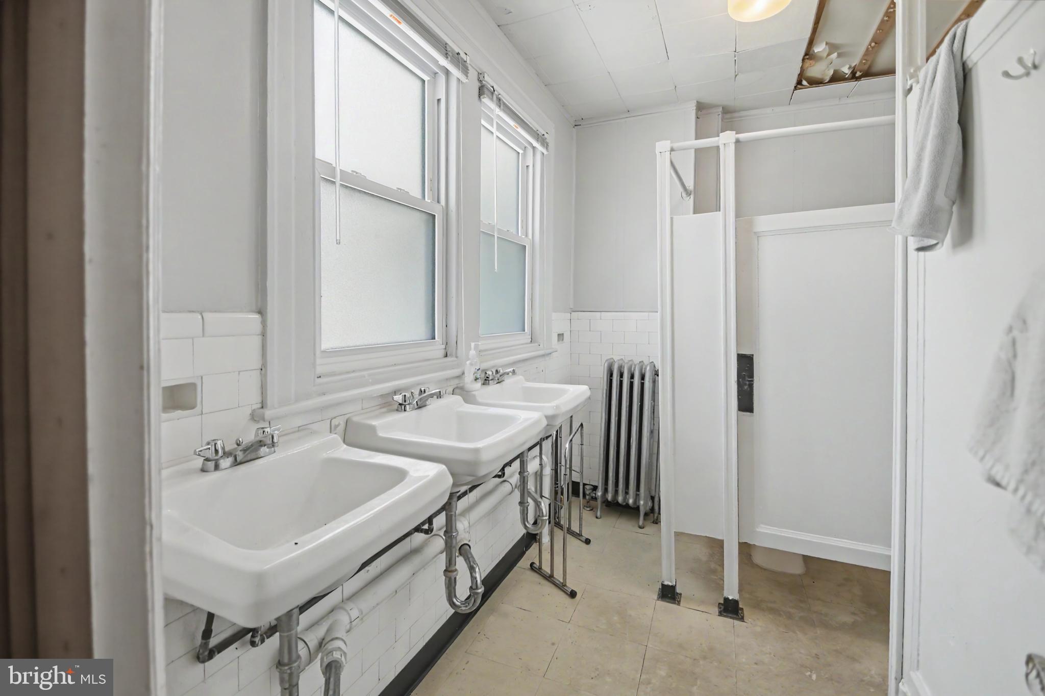 GERMANTOWN - Commercial Sale
