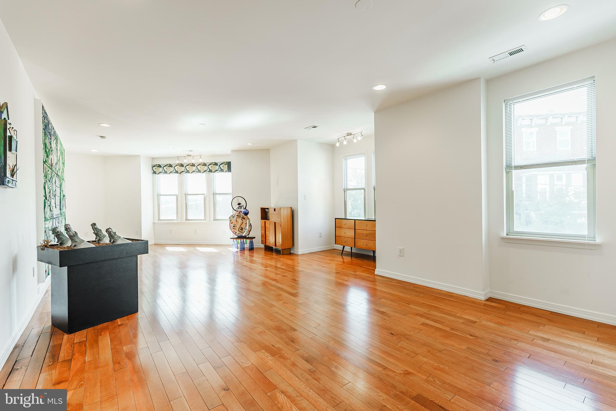 PASSYUNK SQUARE - Commercial Sale