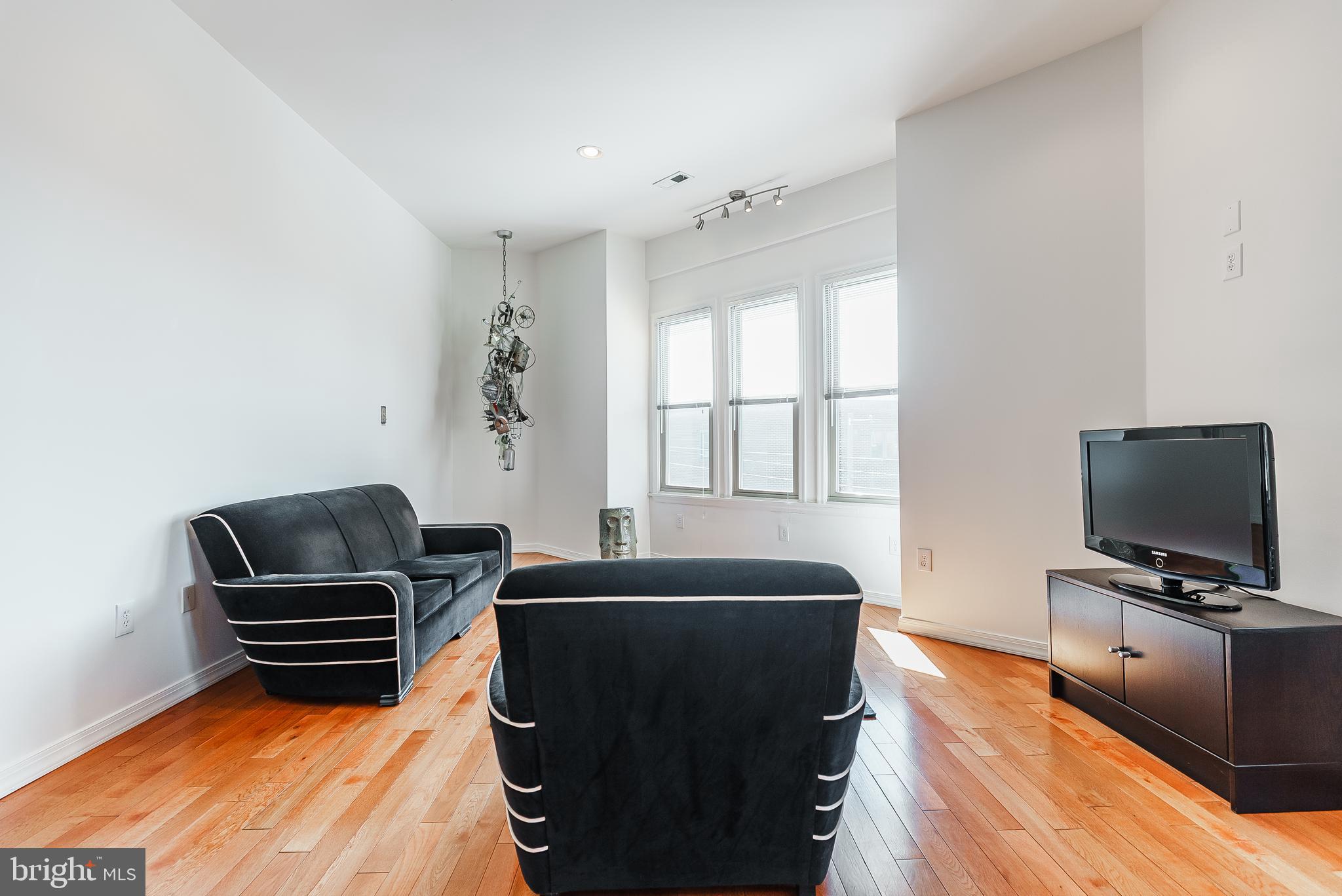 PASSYUNK SQUARE - Commercial Sale