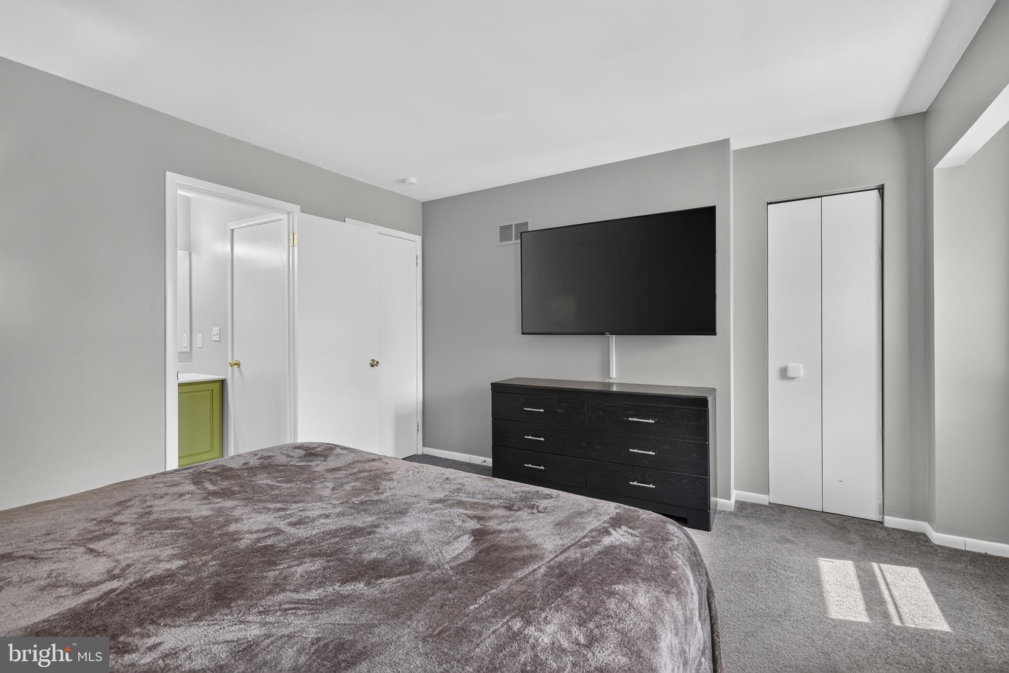 FOUR SEASONS - Residential